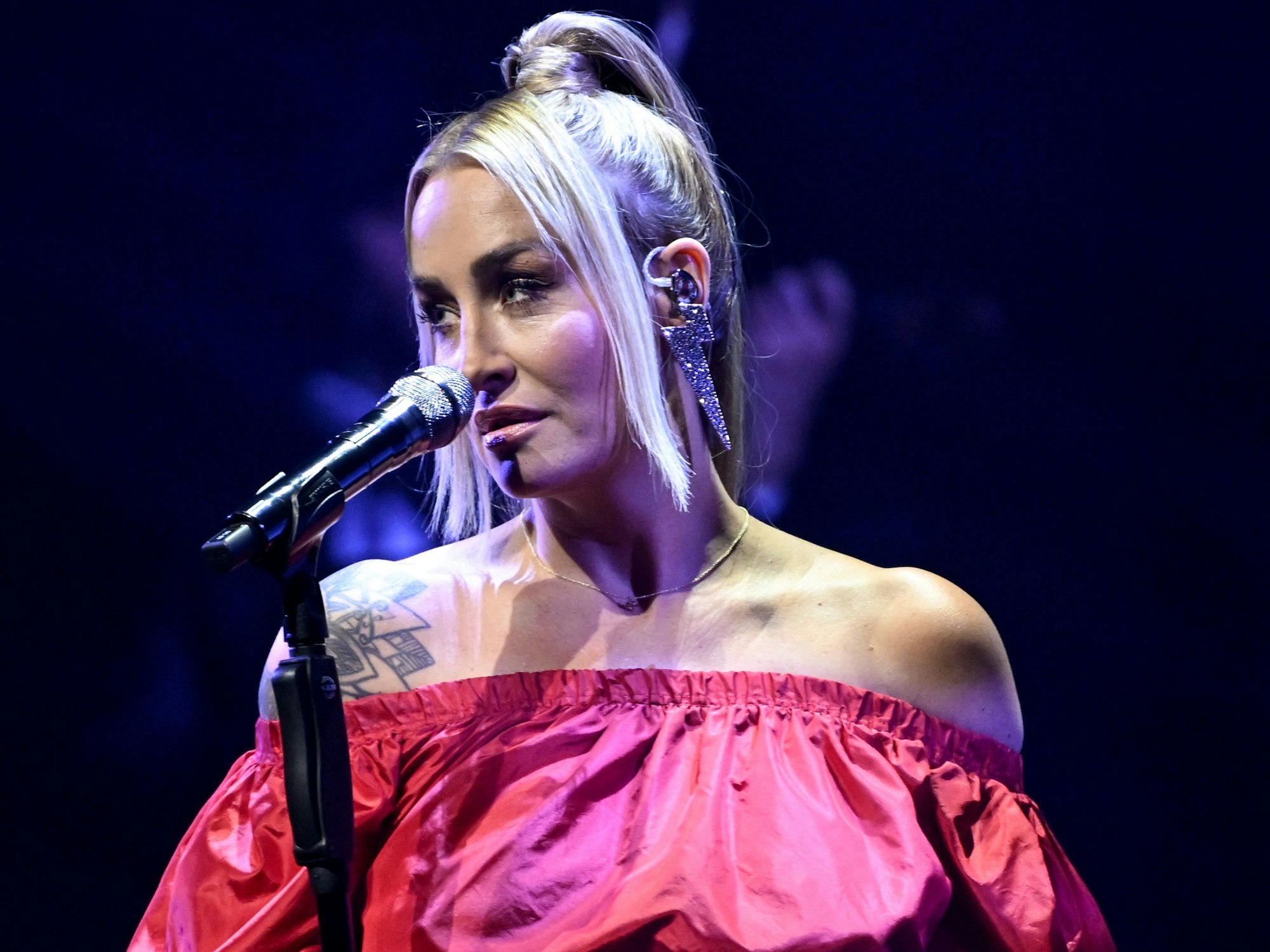 Die Sängerin Sarah Connor steht in der Verti-Music-Hall für ihr Weihnachtskonzert auf der Bühne.