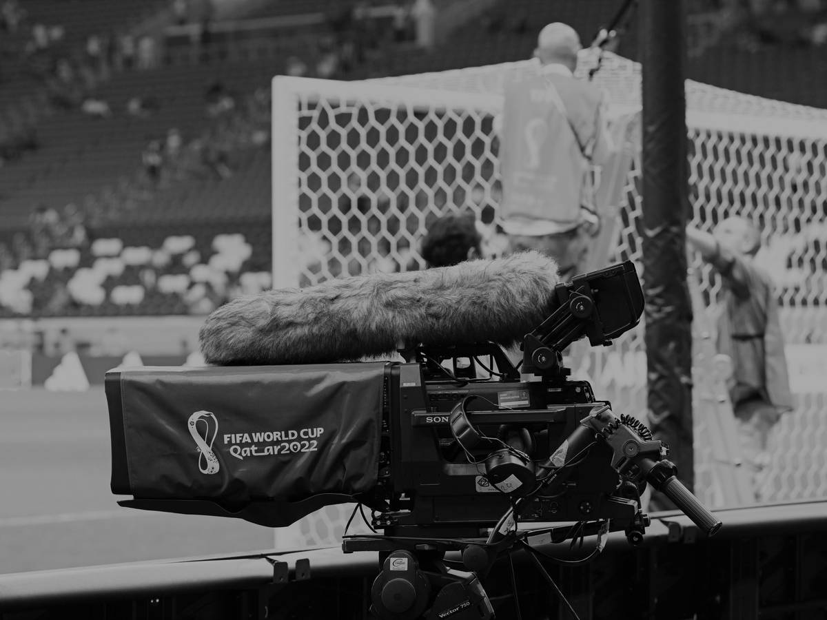 Kamera und Mikrofon am Spielfeldrand bei der WM im Katar am 1. Dezember 2022.