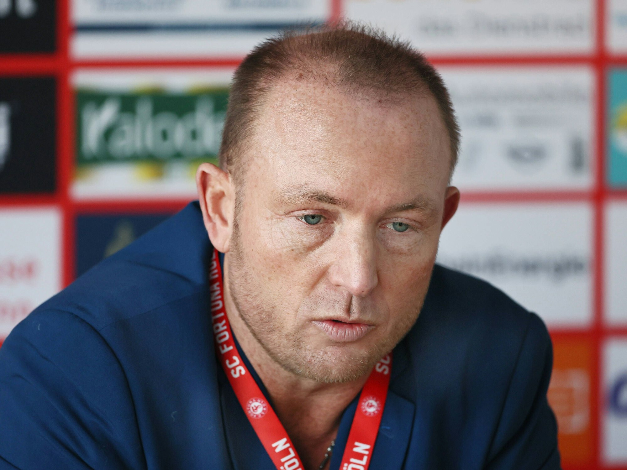 Benjamin Bruns auf einer Pressekonferenz von Fortuna Köln.
