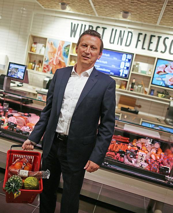 Rewe-Chef Lionel Souque, hier 2018 in einem Supermarkt in Köln: In einem Interview spricht er über die aktuellen Preiskämpfe und die daraus resultierenden Lücken im Regal. Im kommenden Jahr könnte sich das Problem fortsetzen.
