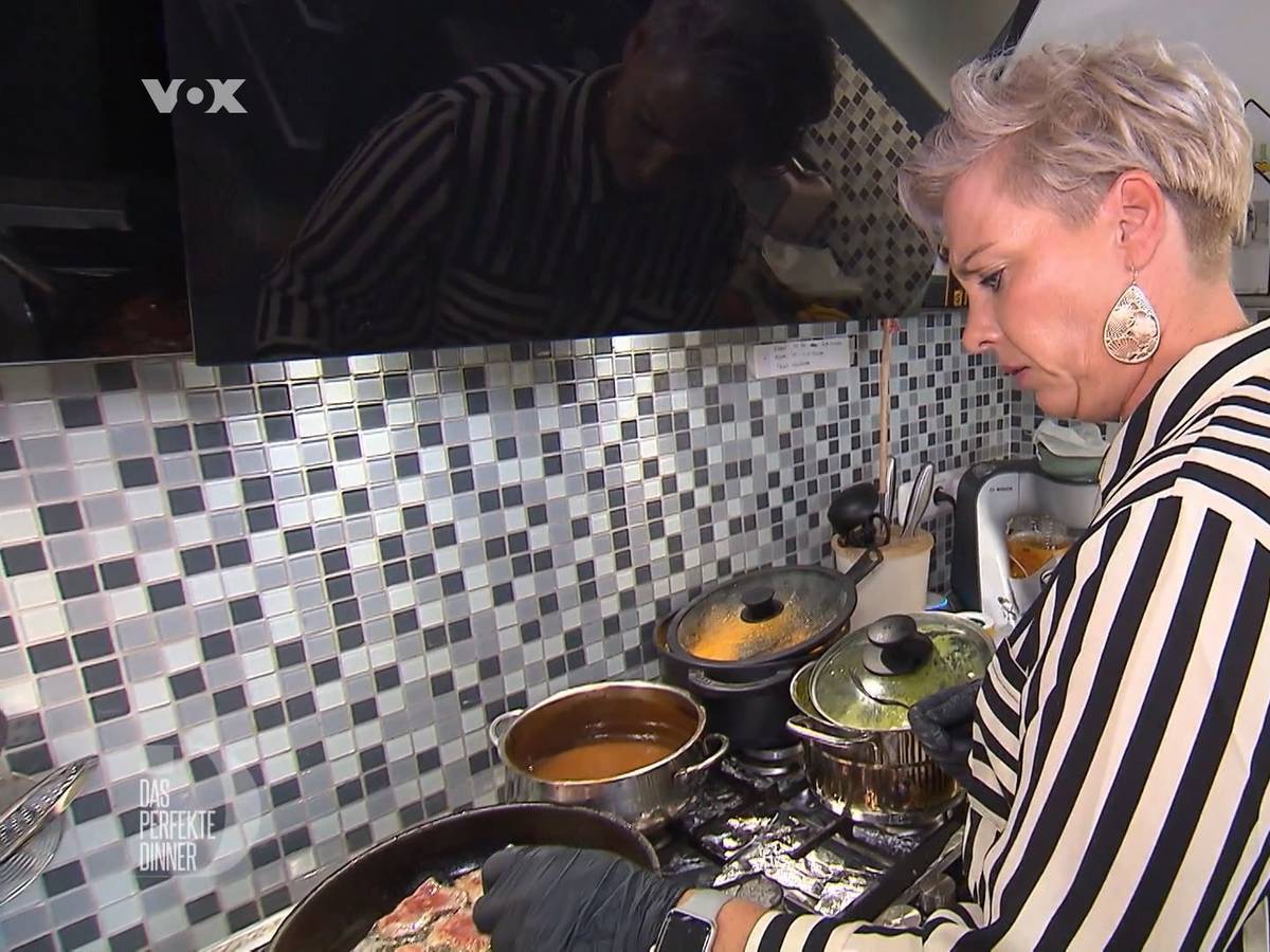 „Das Perfektes Dinner“: Beim Zubereiten der Hauptspeise bekommt Judith plötzlich unerwarteten Stress.