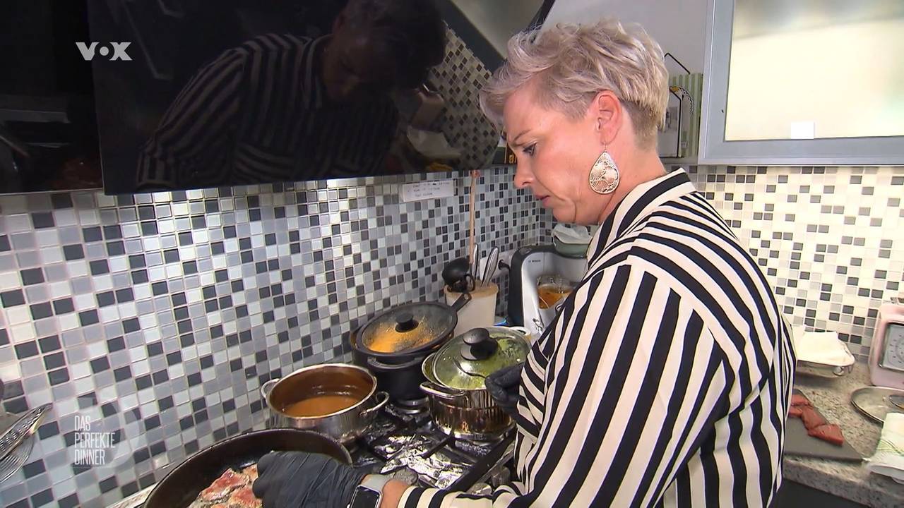„Das Perfektes Dinner“: Beim Zubereiten der Hauptspeise bekommt Judith plötzlich unerwarteten Stress.