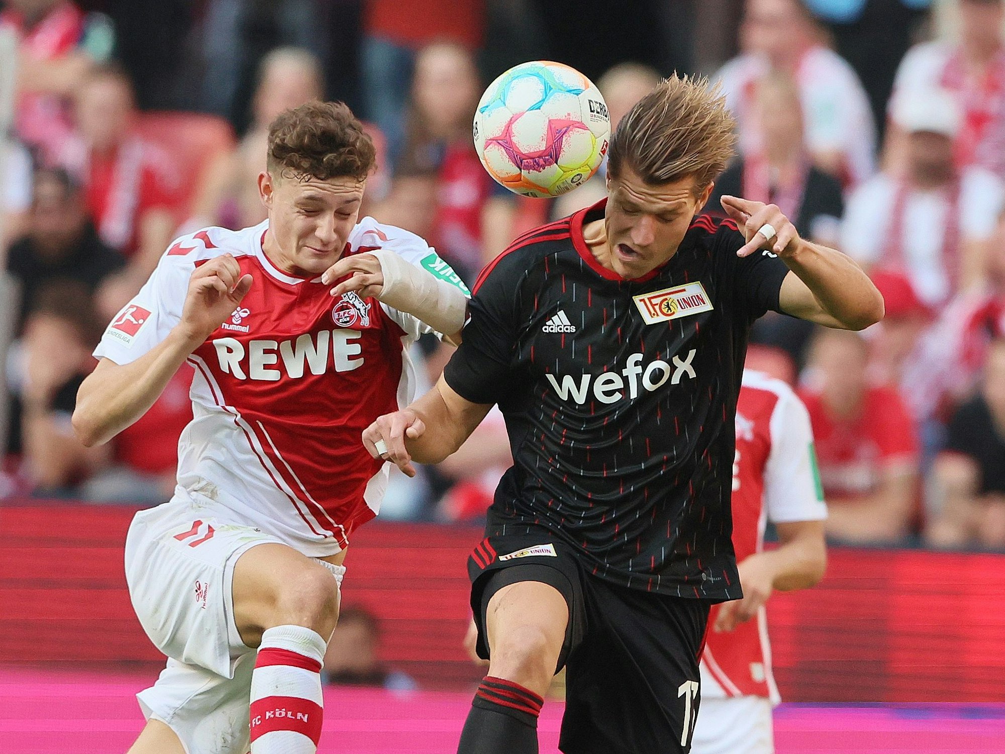 Eric Martel und Kevin Behrens liefern sich ein Kopfballduell.