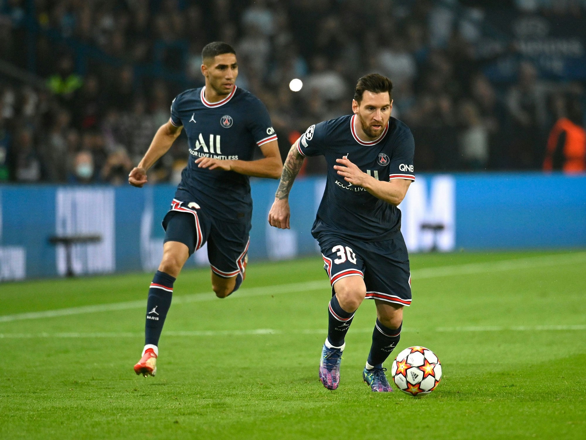 Lionel Messi (l.) und Achraf Hakimi beim Champions-League-Spiel gegen Manchester City am 28. September 2021.