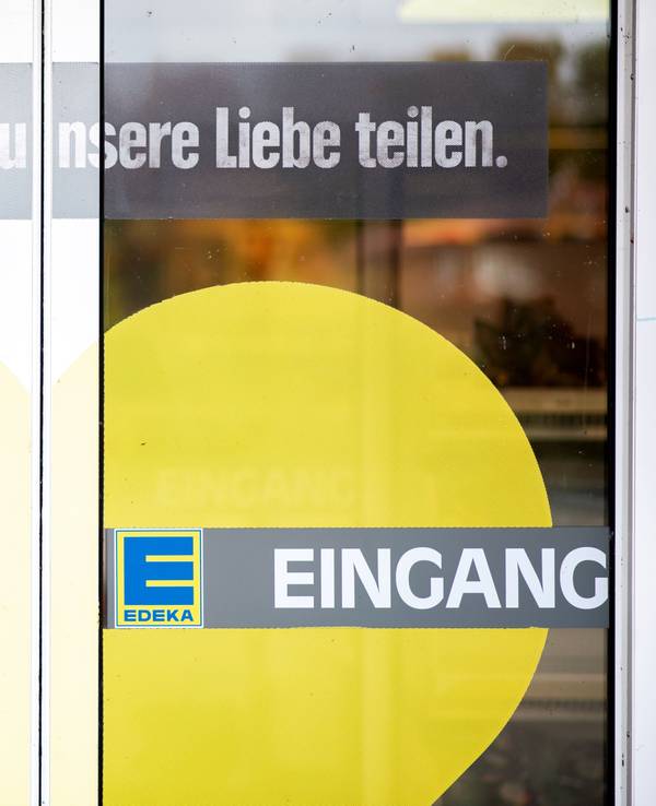 Geschlossene Türen eines Edeka-Supermarktes in Langlingen (Niedersachsen).