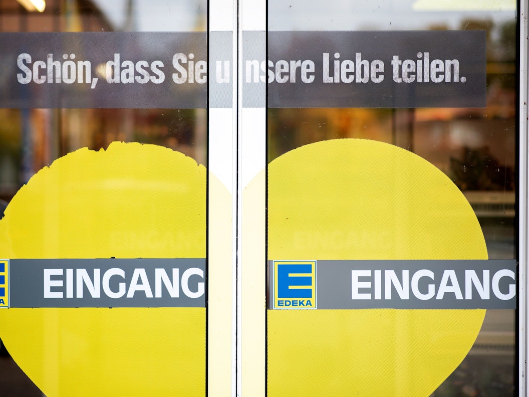 Geschlossene Türen eines Edeka-Supermarktes in Langlingen (Niedersachsen).