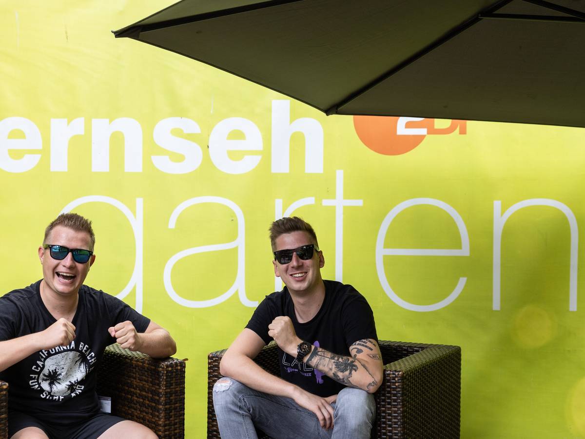 Das Schlager-Duo DJ Robin & Schürze, die Interpreten des Liedes „Layla“, sitzen im ZDF-„Fernsehgarten“ auf der Bühne.