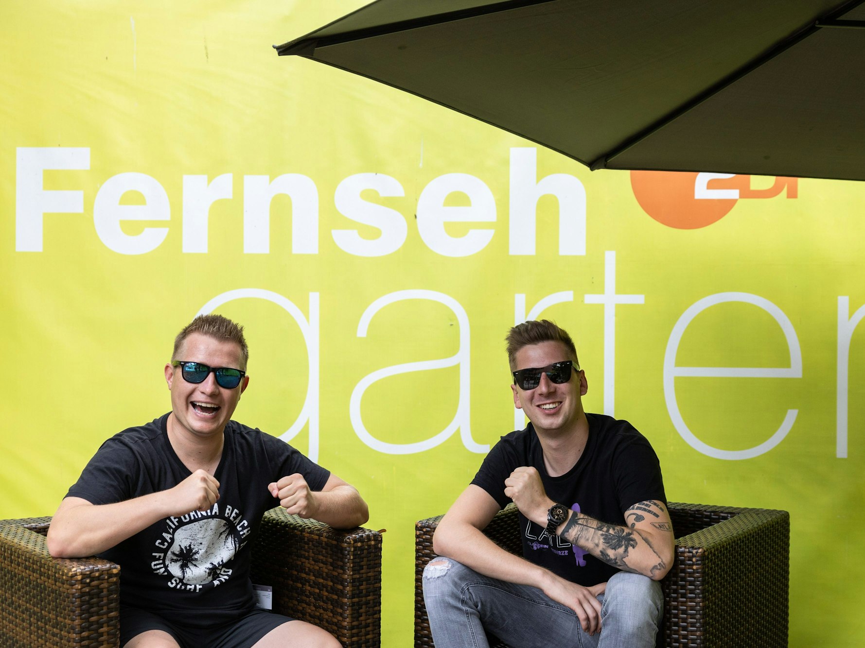 Das Schlager-Duo DJ Robin & Schürze, die Interpreten des Liedes „Layla“, sitzen im ZDF-„Fernsehgarten“ auf der Bühne.
