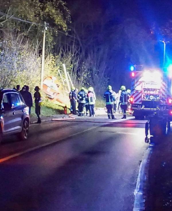 Feuerwehrleute sind nach einem Unfall auf einer Landstraße im Einsatz.