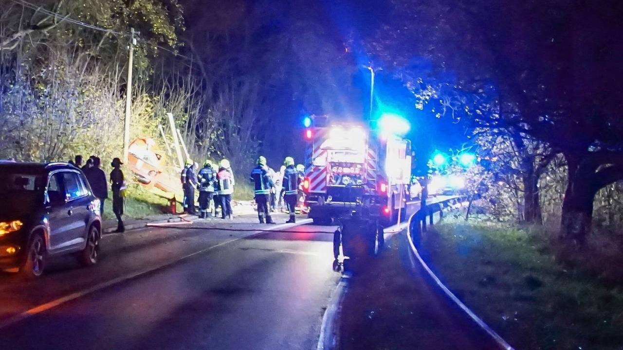 Feuerwehrleute sind nach einem Unfall auf einer Landstraße im Einsatz.