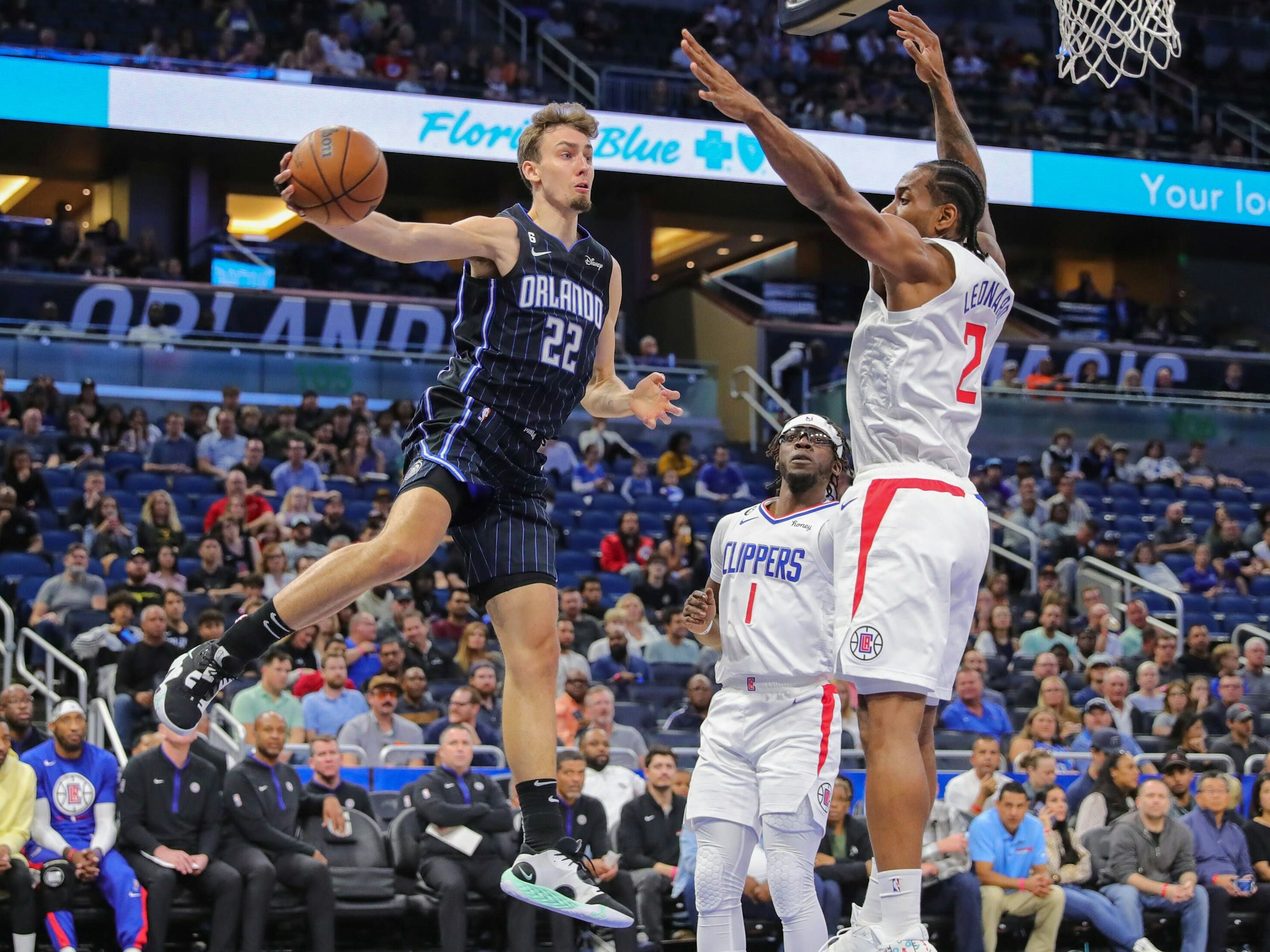 Franz Wagner passt einen Ball im Springen.