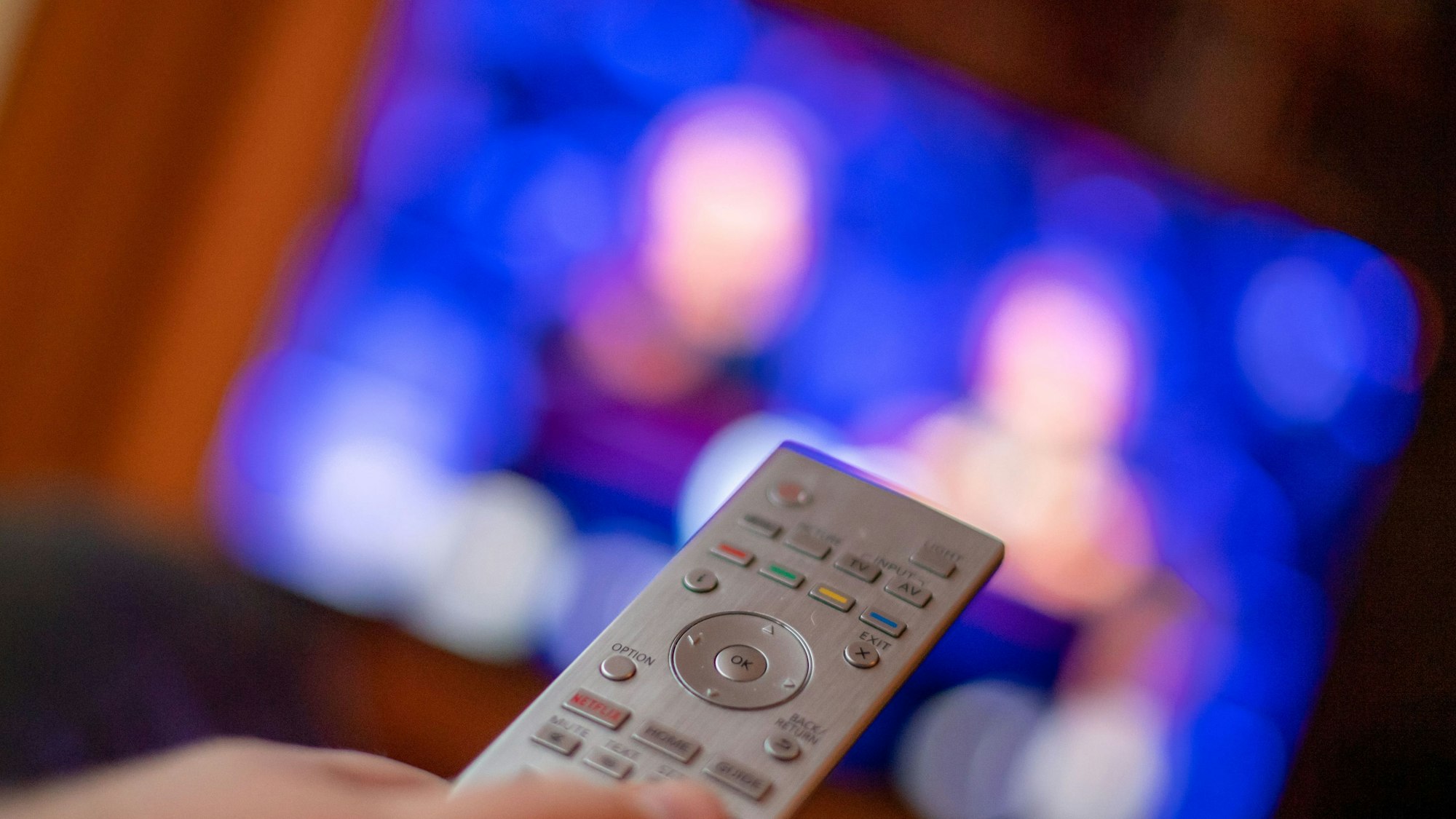 Eine Fernbedienung wird bedient.
