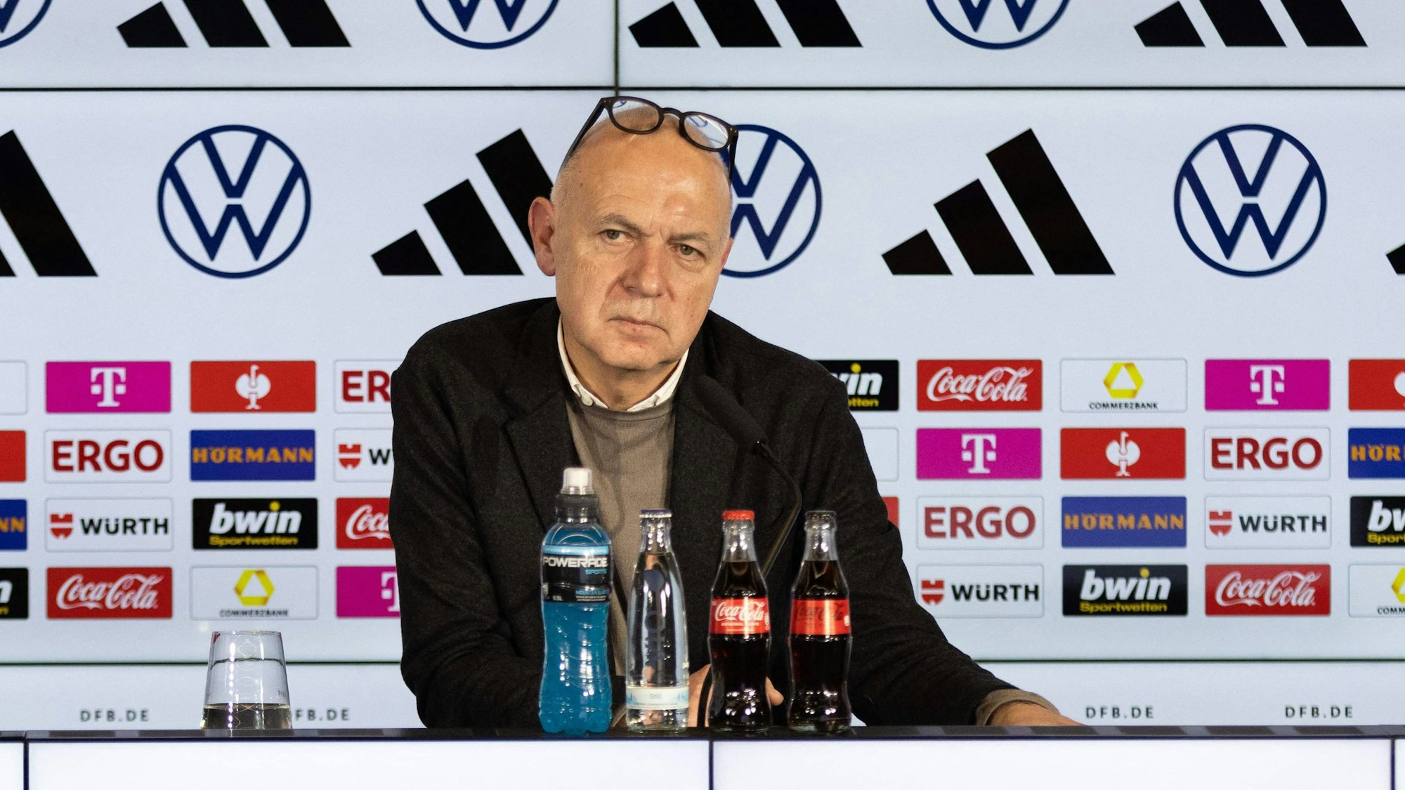 Bernd Neuendorf sitzt beim DFB auf dem Podium.