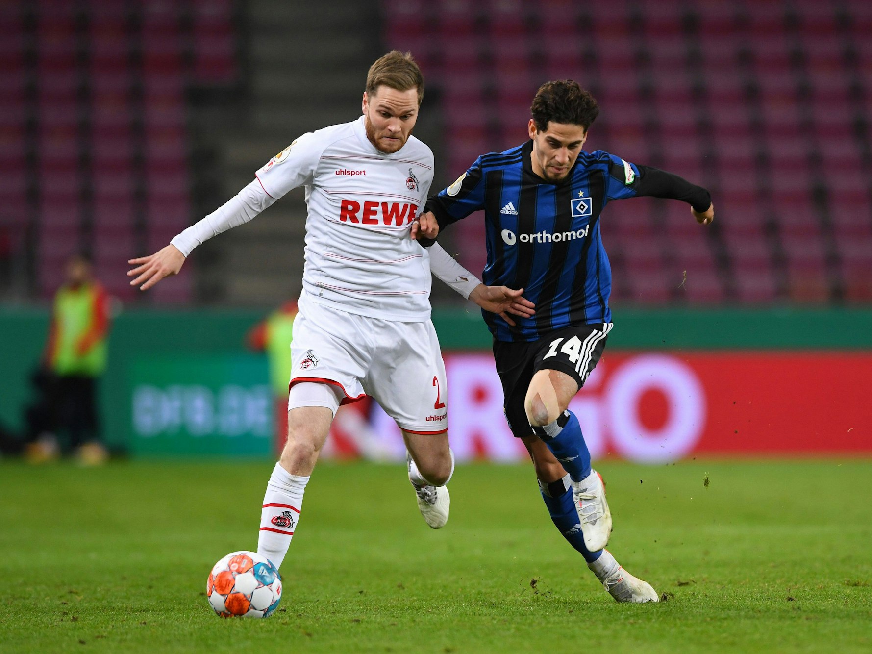 FC-Verteidiger Benno Schmitz im DFB-Pokal gegen Hamburgs Ludovit Reis am 18. Januar 2022.