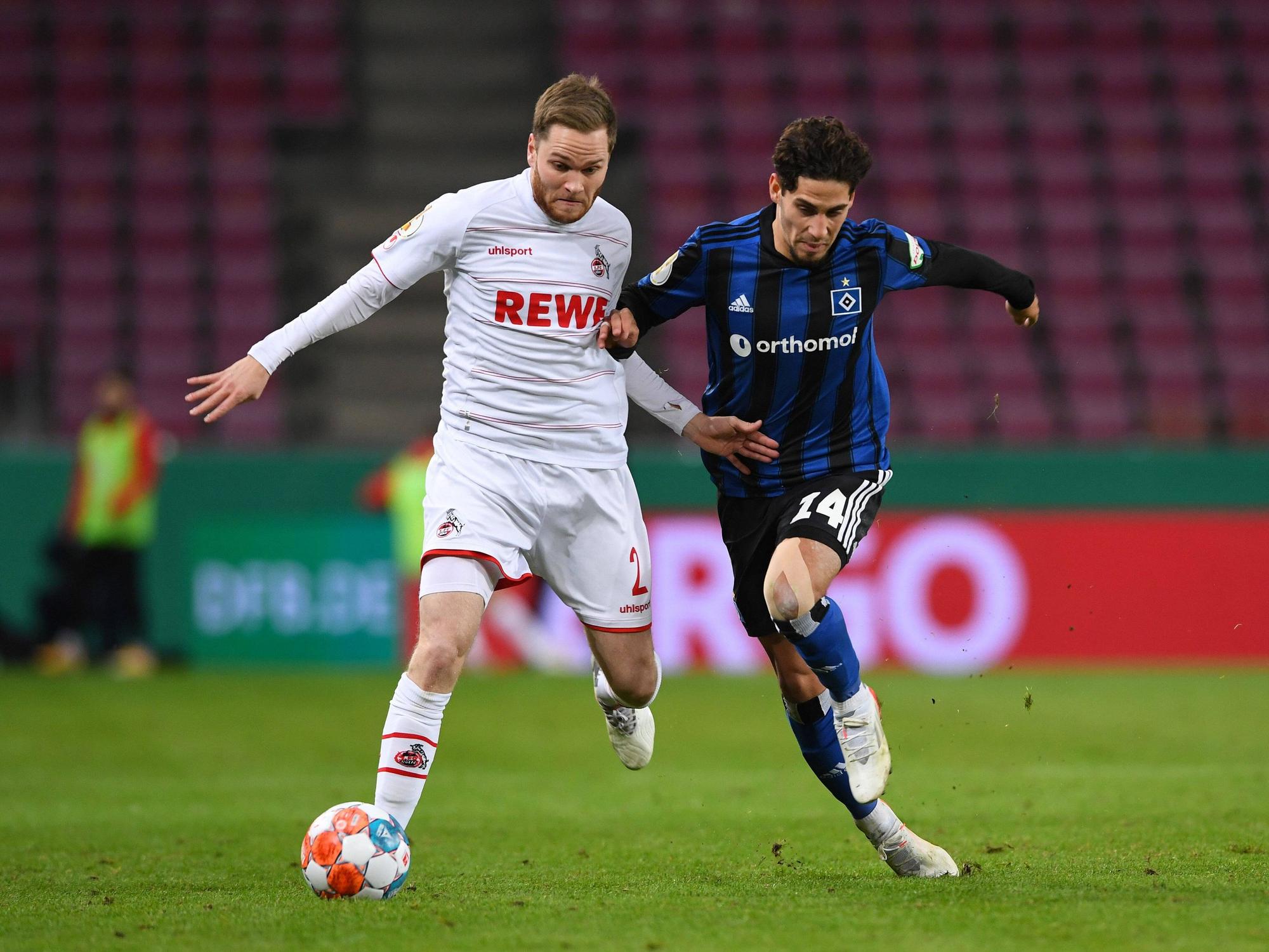 FC-Verteidiger Benno Schmitz im DFB-Pokal gegen Hamburgs Ludovit Reis am 18. Januar 2022.