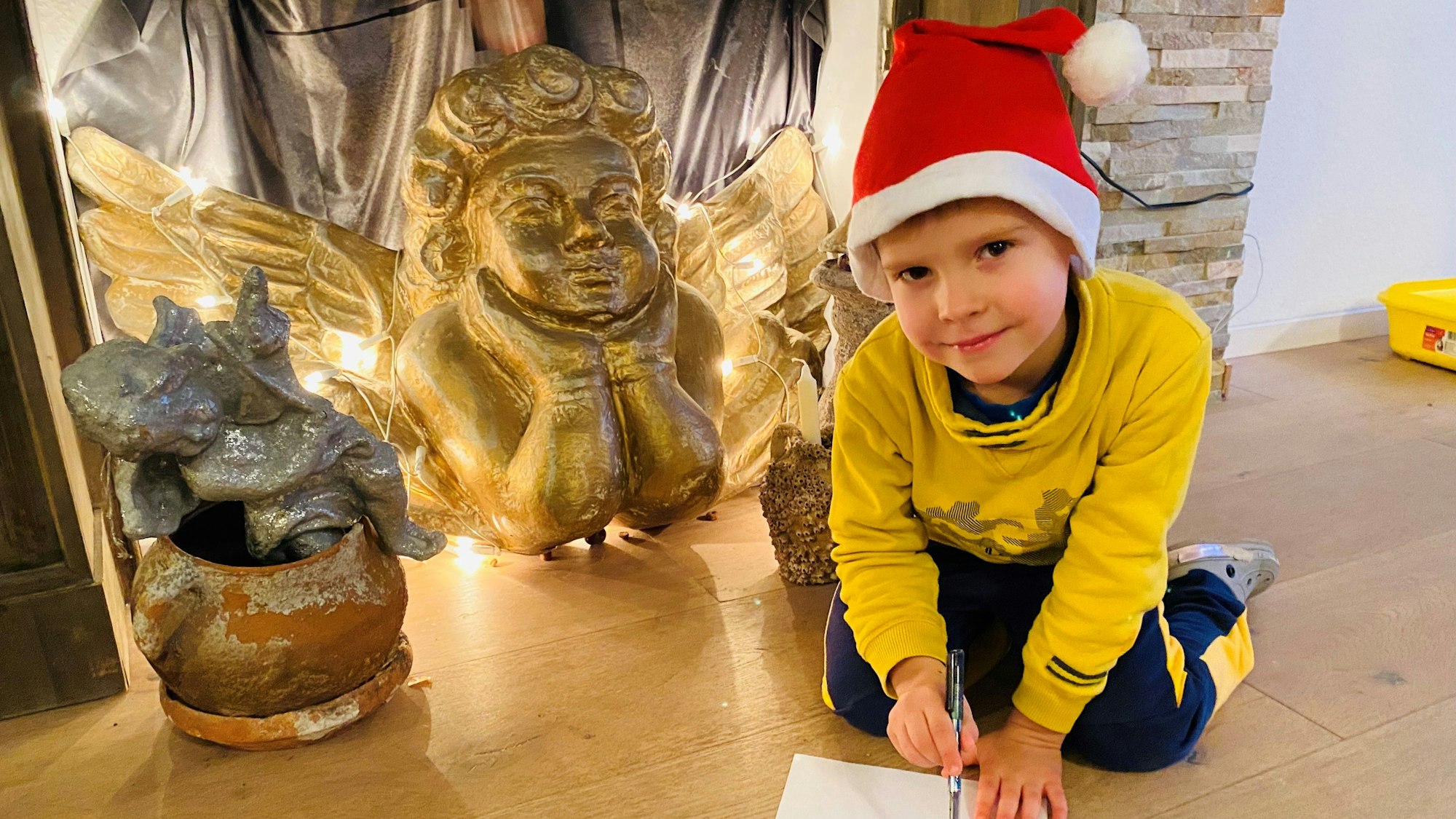 Mischa malt einen Weihnachtsbaum