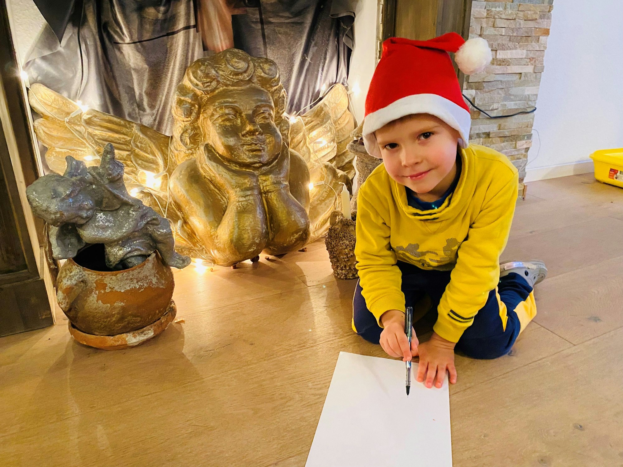 Mischa (5) malt einen Weihnachtsbaum für den Weihnachtsmann und diktiert EXPRESS einen Brief für ihn.