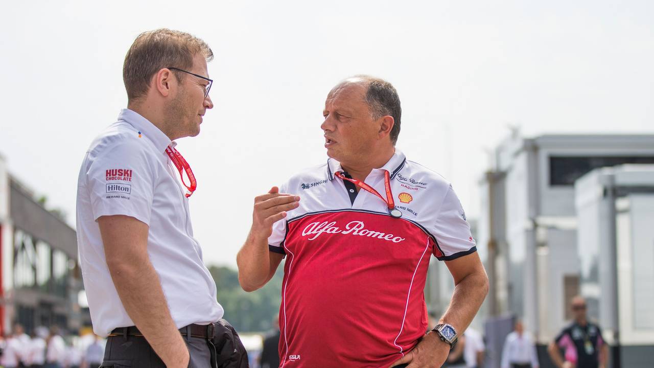 Frederic Vasseur (r.) spricht im Jahr 2019 vor einem Rennen mit Andreas Seidl.