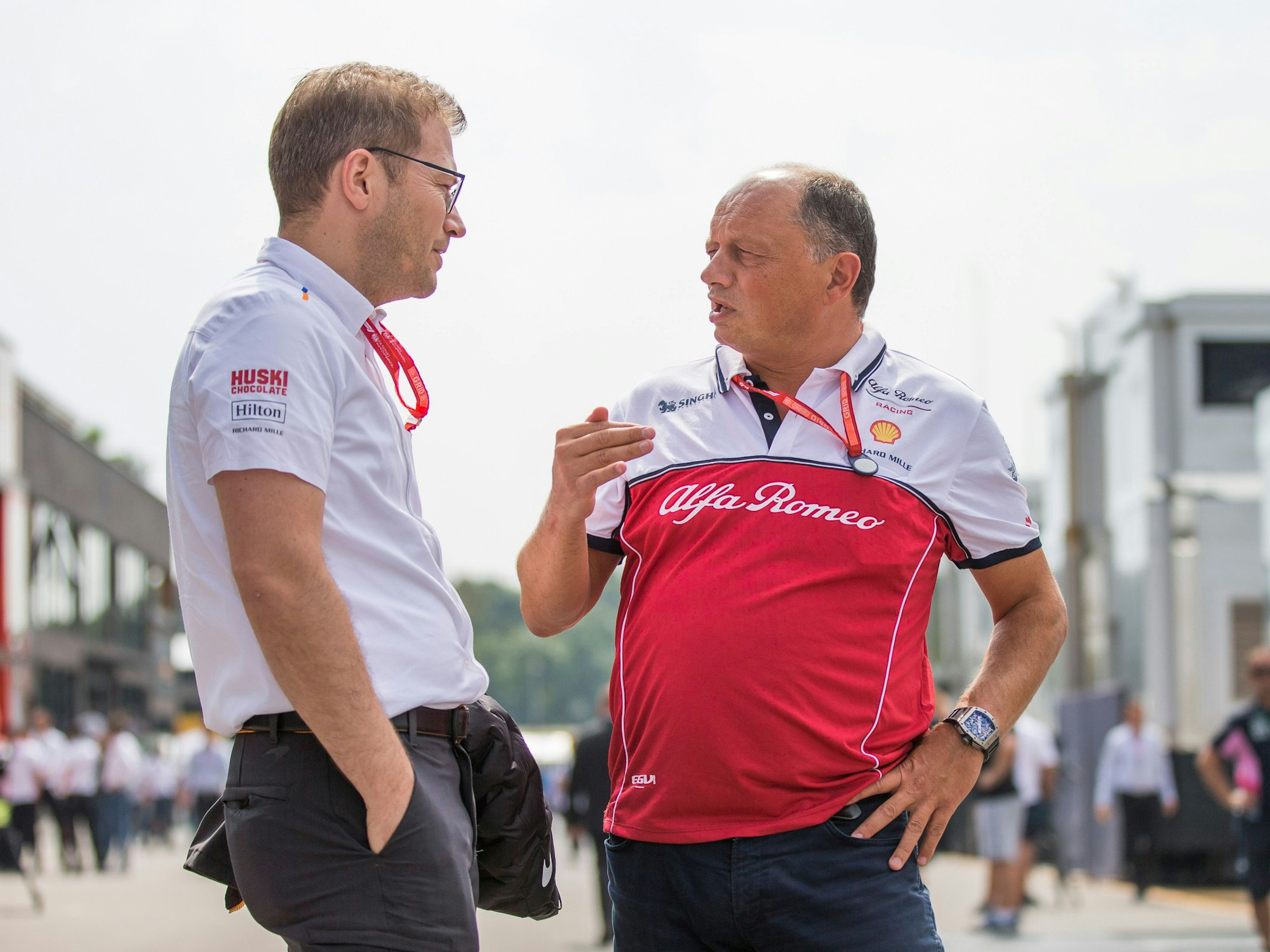 Frederic Vasseur (r.) spricht im Jahr 2019 vor einem Rennen mit Andreas Seidl.