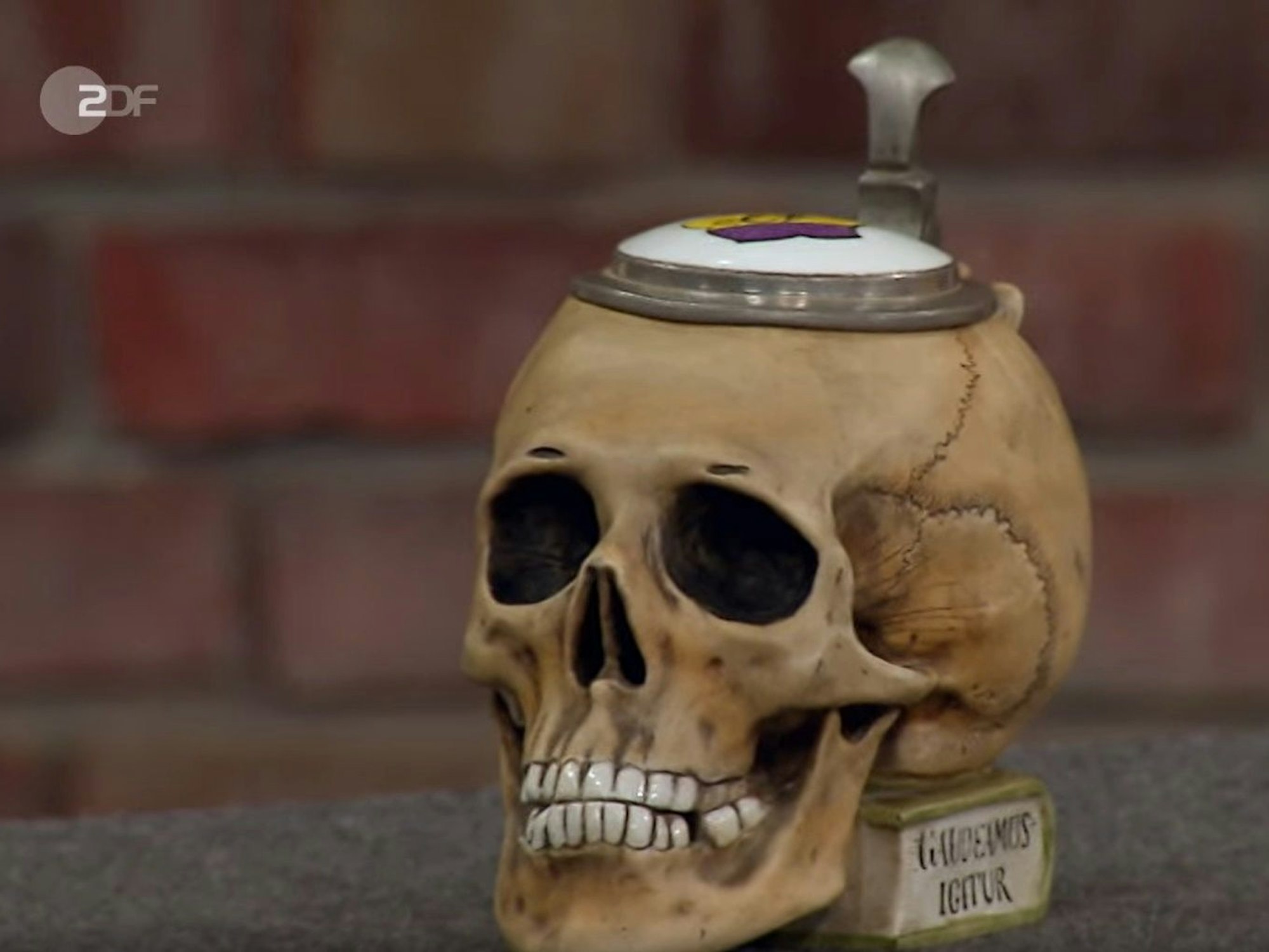 „Bares für Rares“: Der Krug in Form eines Schädels ist offenbar einer Burschenschaft zuzuordnen.