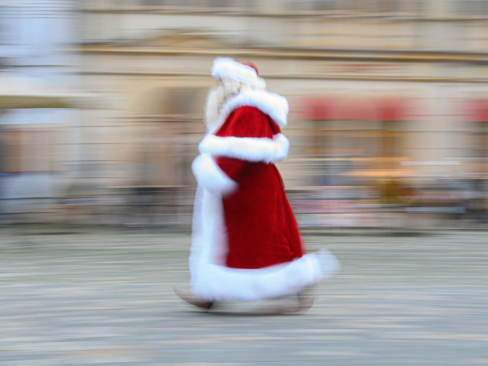 Ein Weihnachtsmann läuft über den Neumarkt.