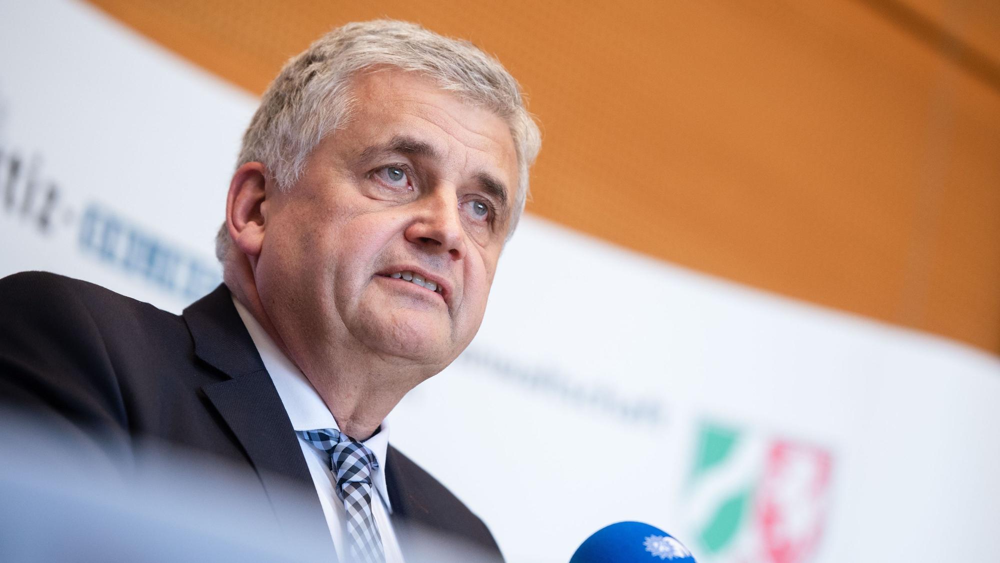 Michael Esser, Leiter Direktion Kriminalität der Kölner Polizei, bei einer Pressekonferenz am 13. Dezember 2022 in Köln.