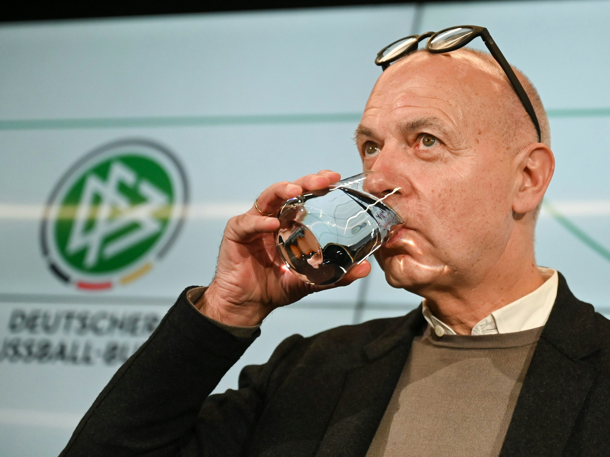 Bernd Neuendorf, Präsident des Deutschen Fußball-Bundes (DFB), kommt im DFB-Campus zur Pressekonferenz.