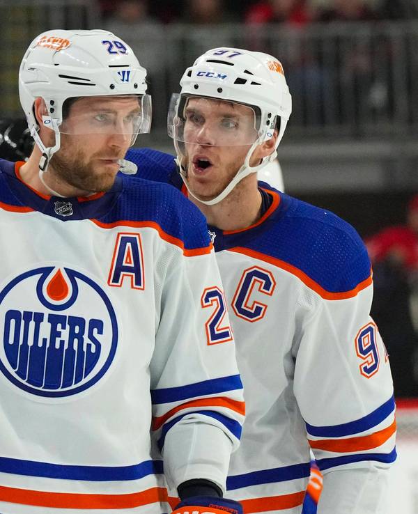 Connor McDavid (r.) spricht mit Leon Draisaitl während des Spiels.