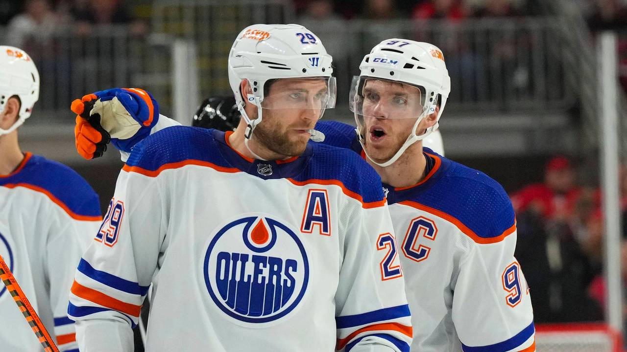 Connor McDavid (r.) spricht mit Leon Draisaitl während des Spiels.