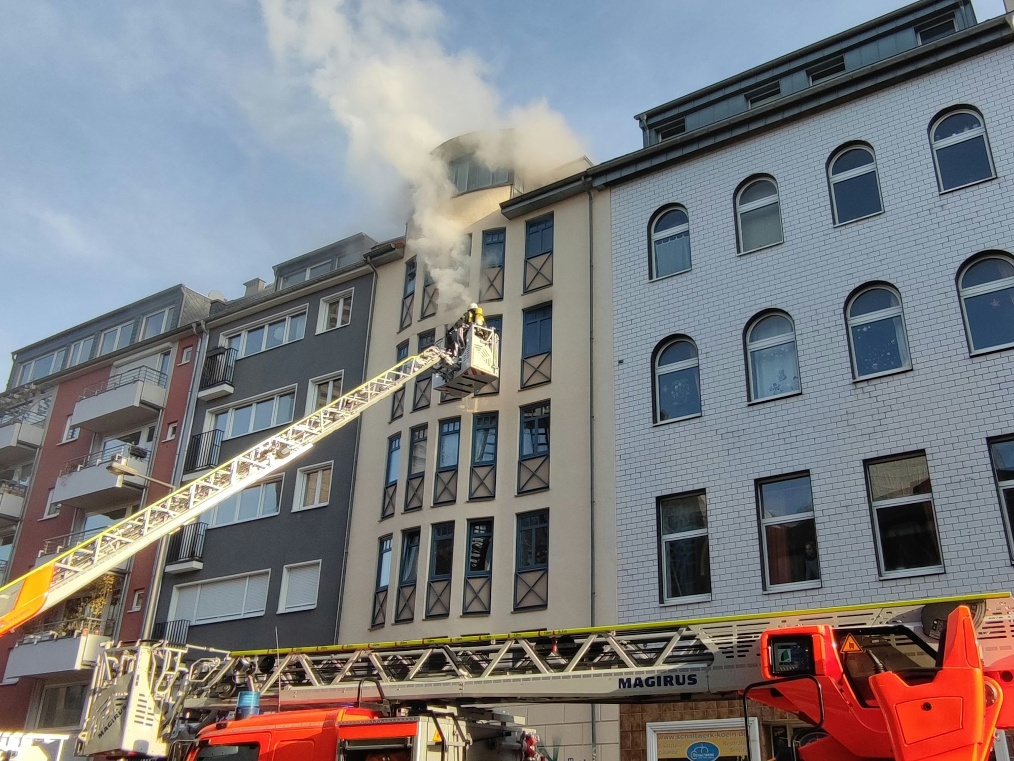 Eine Feuerwehrdrehleiter steht vor einem Gebäude.