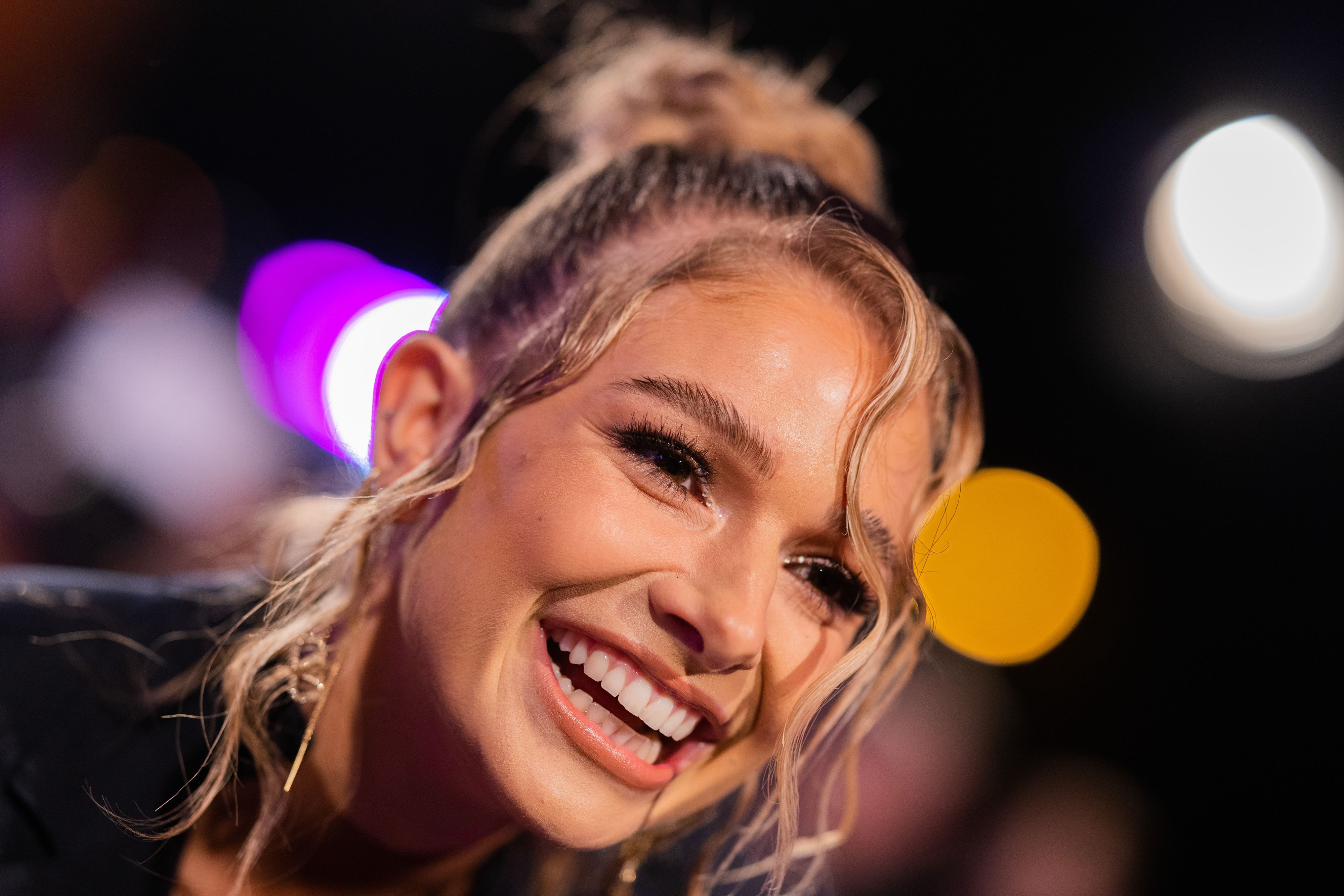 Lola Weippert, Moderatorin, kommt über den Roten Teppich zur Verleihung der 1Live Krone in der Jahrhunderthalle Bochum.