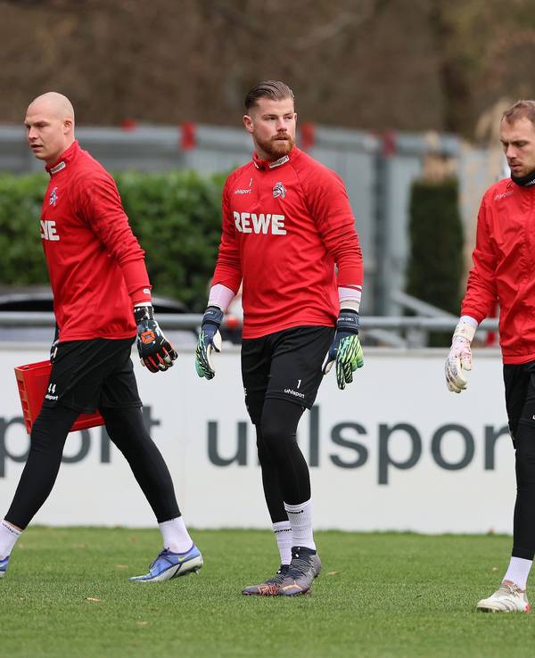 Die Keeper des 1. FC Köln Matthias Köbbing, Timo Horn, Marvin Schwäbe (v.l.n.r.) beim Training.