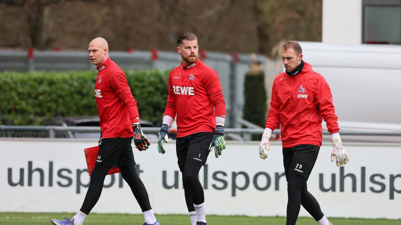 Die Keeper des 1. FC Köln Matthias Köbbing, Timo Horn, Marvin Schwäbe (v.l.n.r.) beim Training.