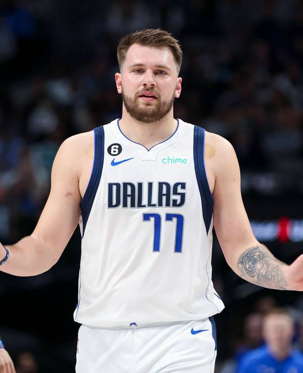 Luka Doncic beruhigt seine Mitspieler.