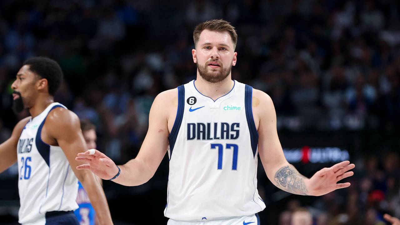 Luka Doncic beruhigt seine Mitspieler.