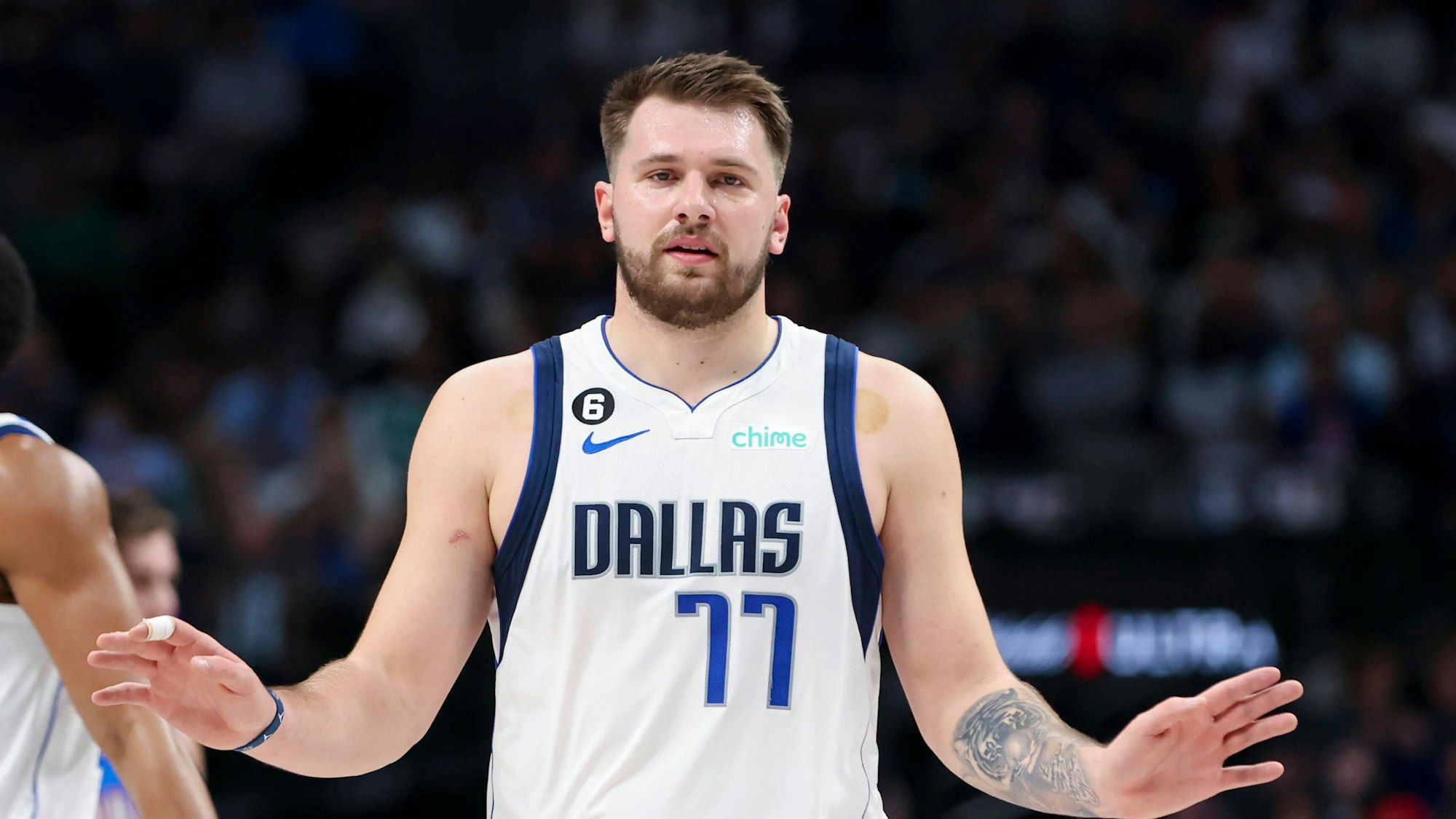 Luka Doncic beruhigt seine Mitspieler.