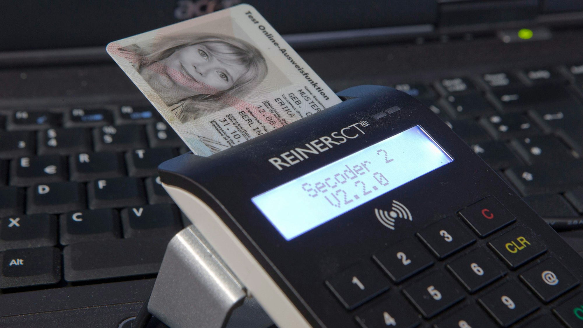 Ein Muster-Personalausweis steckt in einem speziellen Lesegerät.