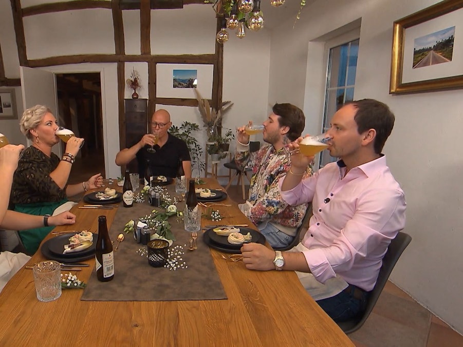 Von links: Hannes, Judith, Gastgeber Christian, Lucca und Philipp bei „Das perfekte Dinner“.