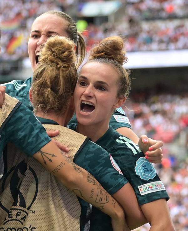 Die DFB-Spielerinnen jubeln im EM-Finale der Frauen gegen England über das Tor zum zwischenzeitlichen 1:1-Ausgleich.