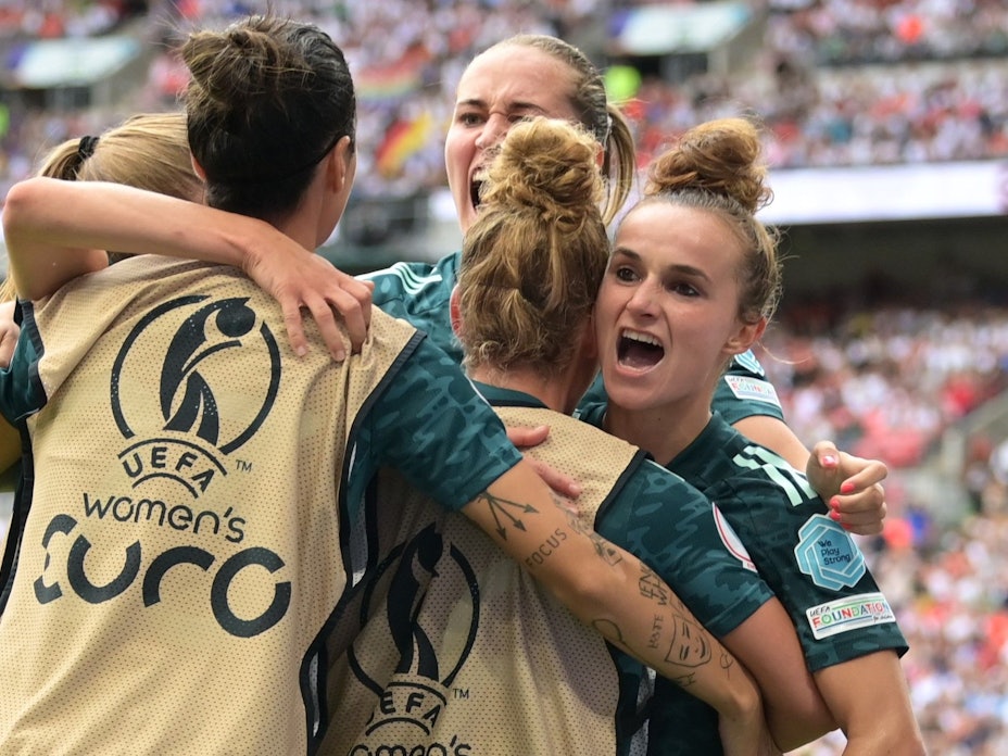 Die DFB-Spielerinnen jubeln im EM-Finale der Frauen gegen England über das Tor zum zwischenzeitlichen 1:1-Ausgleich.