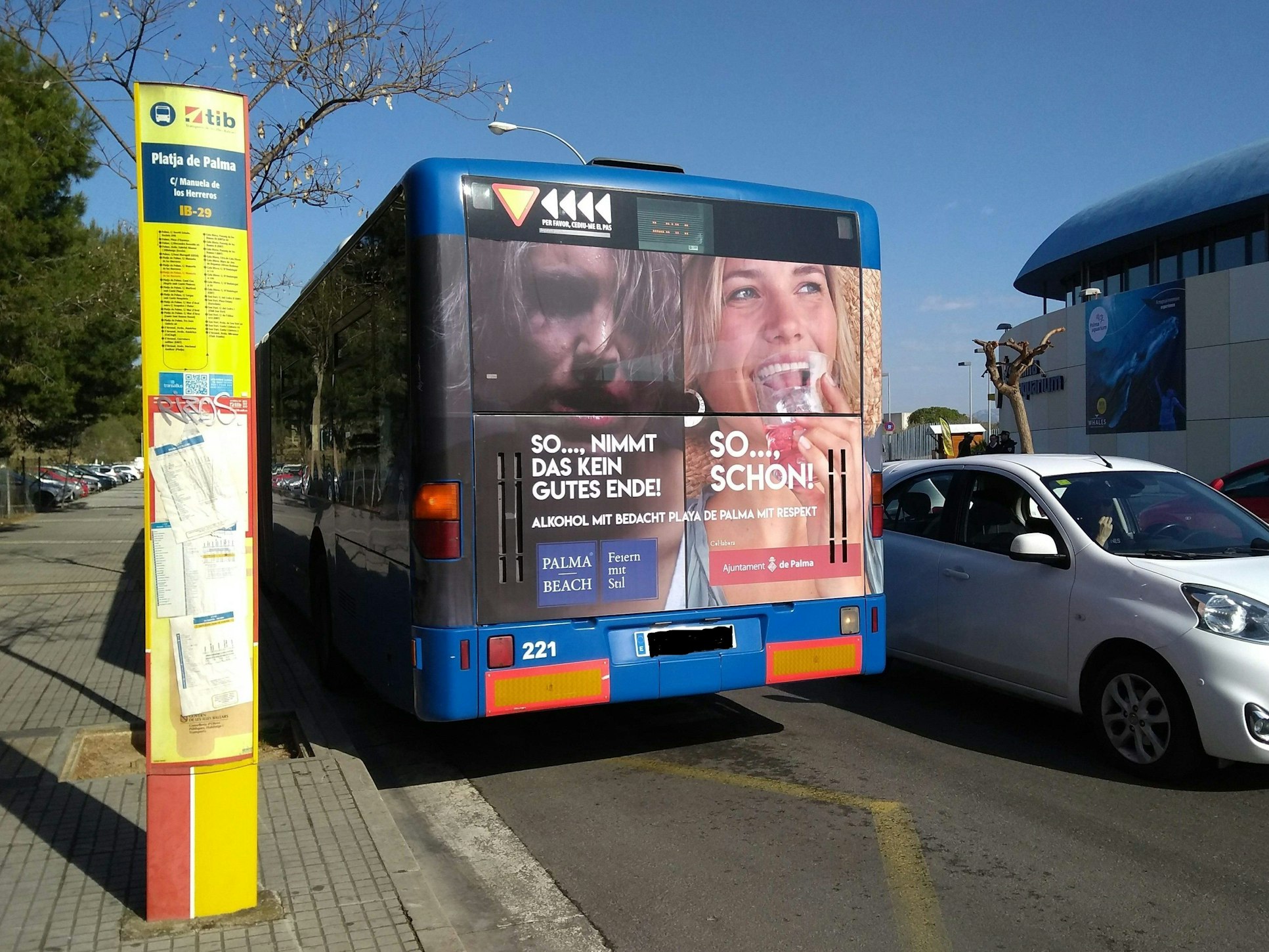 Ein Stadtbus steht in Palma de Mallorca an einer Bushaltestelle.