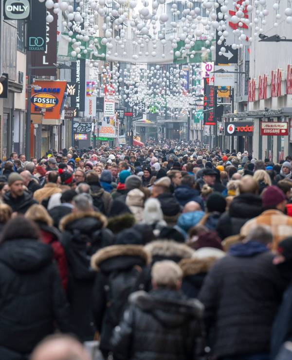 Die Hohe Straße in Köln ist voller Menschen