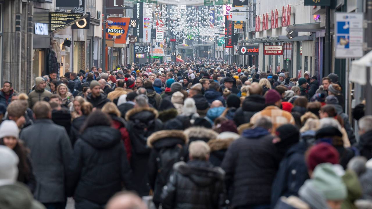 Die Hohe Straße in Köln ist voller Menschen