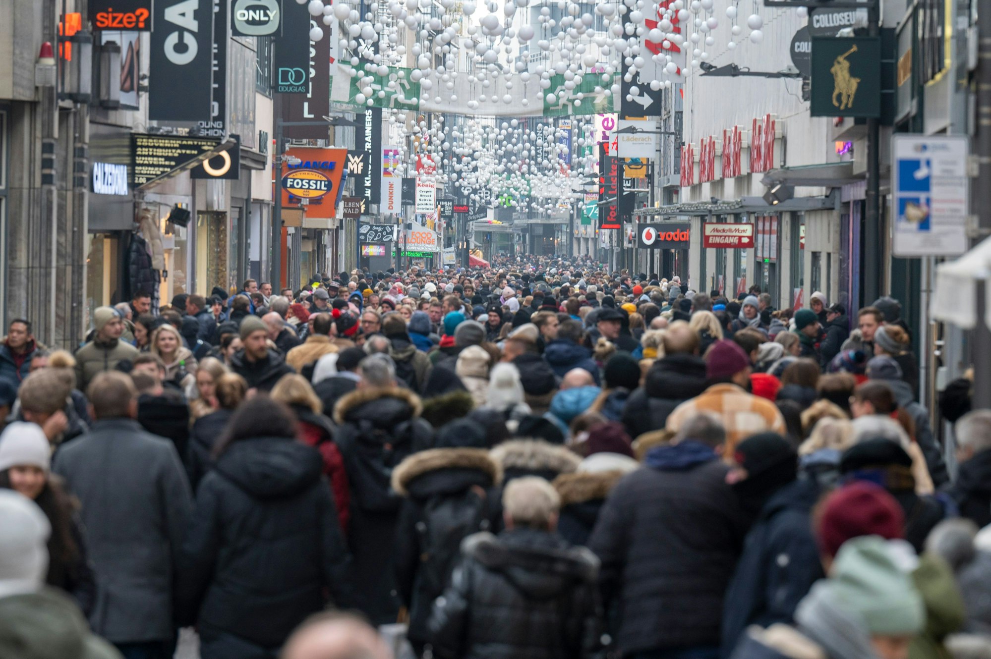 Die Hohe Straße in Köln ist voller Menschen