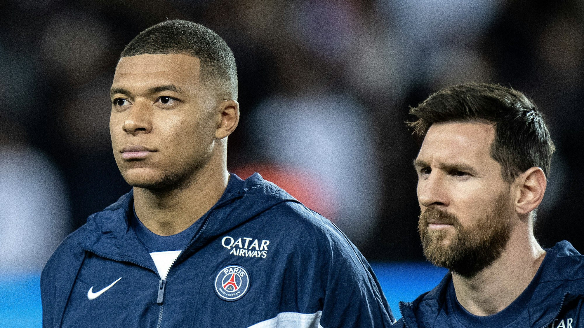 Kylian Mbappe und Lionel Messi hören die Champions-League-Hymne vor einem Spiel.