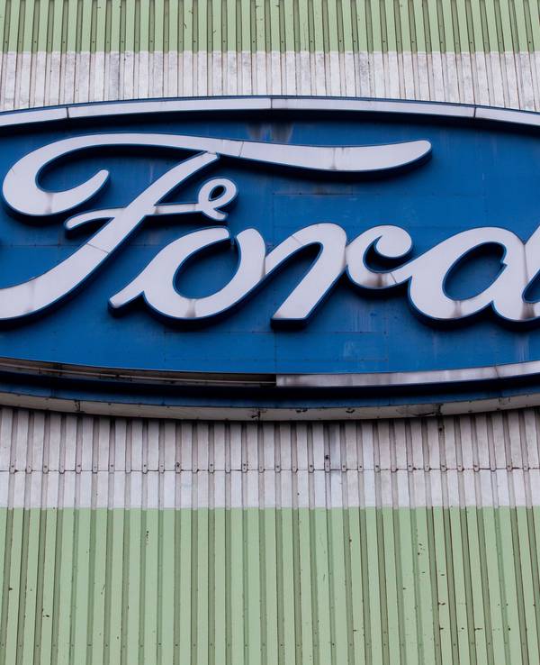 Das Logo von Ford ist an einer Produktionshalle für den Fiesta zu sehen.