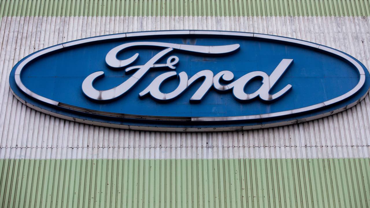 Das Logo von Ford ist an einer Produktionshalle für den Fiesta zu sehen.