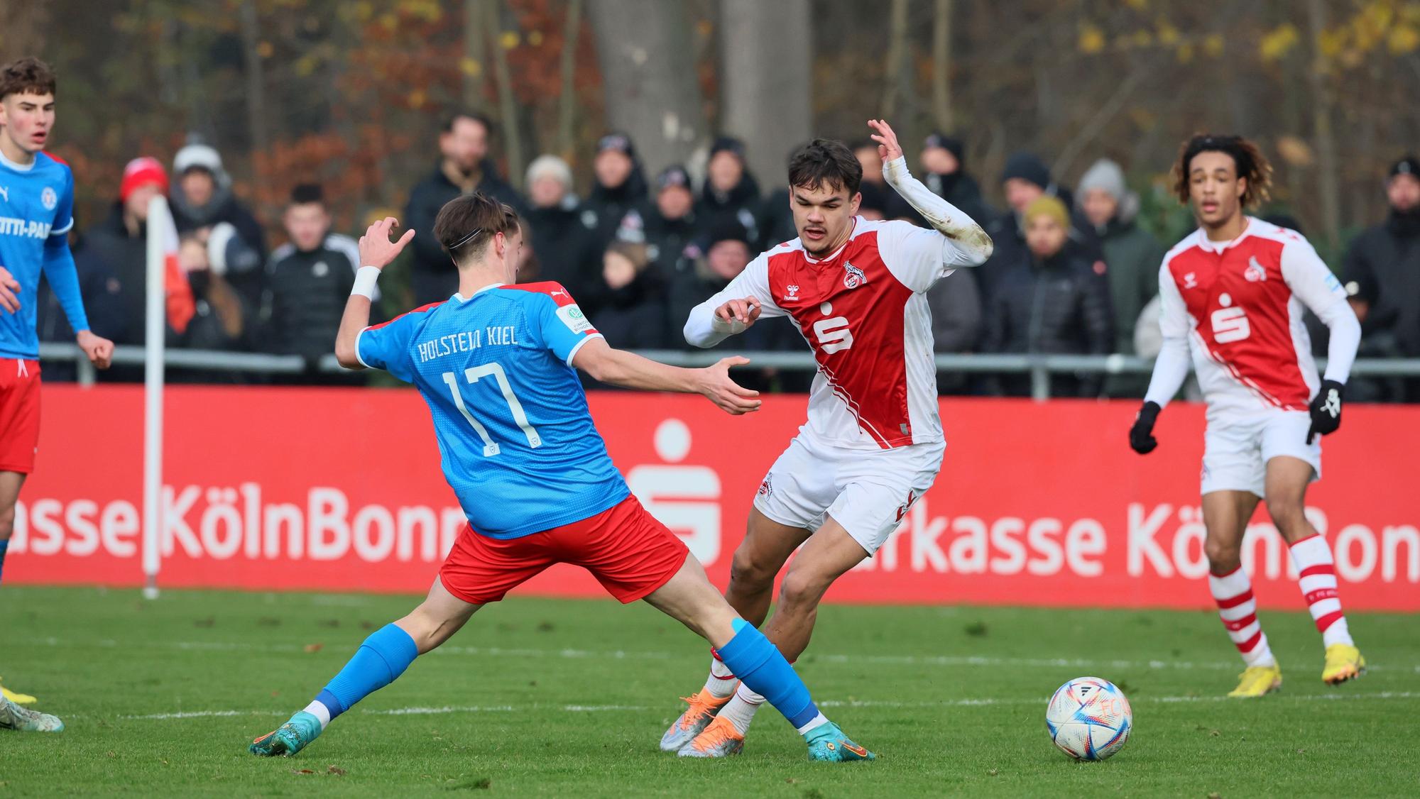 Max Finkgräfe im Zweikampf mit Pascal Konrad Meyer.