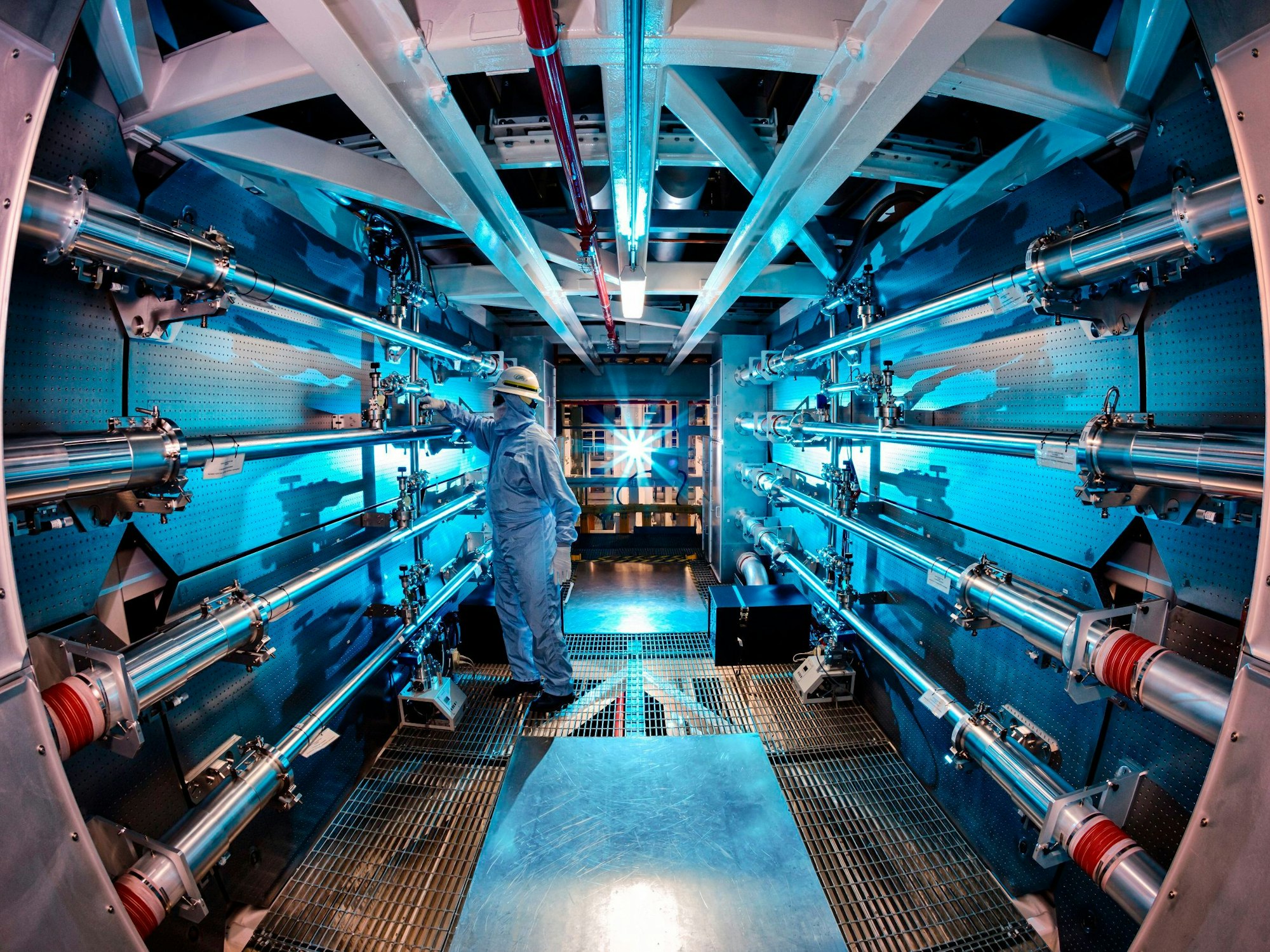 In diesem Bild aus dem Jahr 2012 überprüft ein Techniker eine Optik in der Trägerstruktur des Vorverstärkers im Lawrence Livermore National Laboratory in Livermore, Kalifornien.