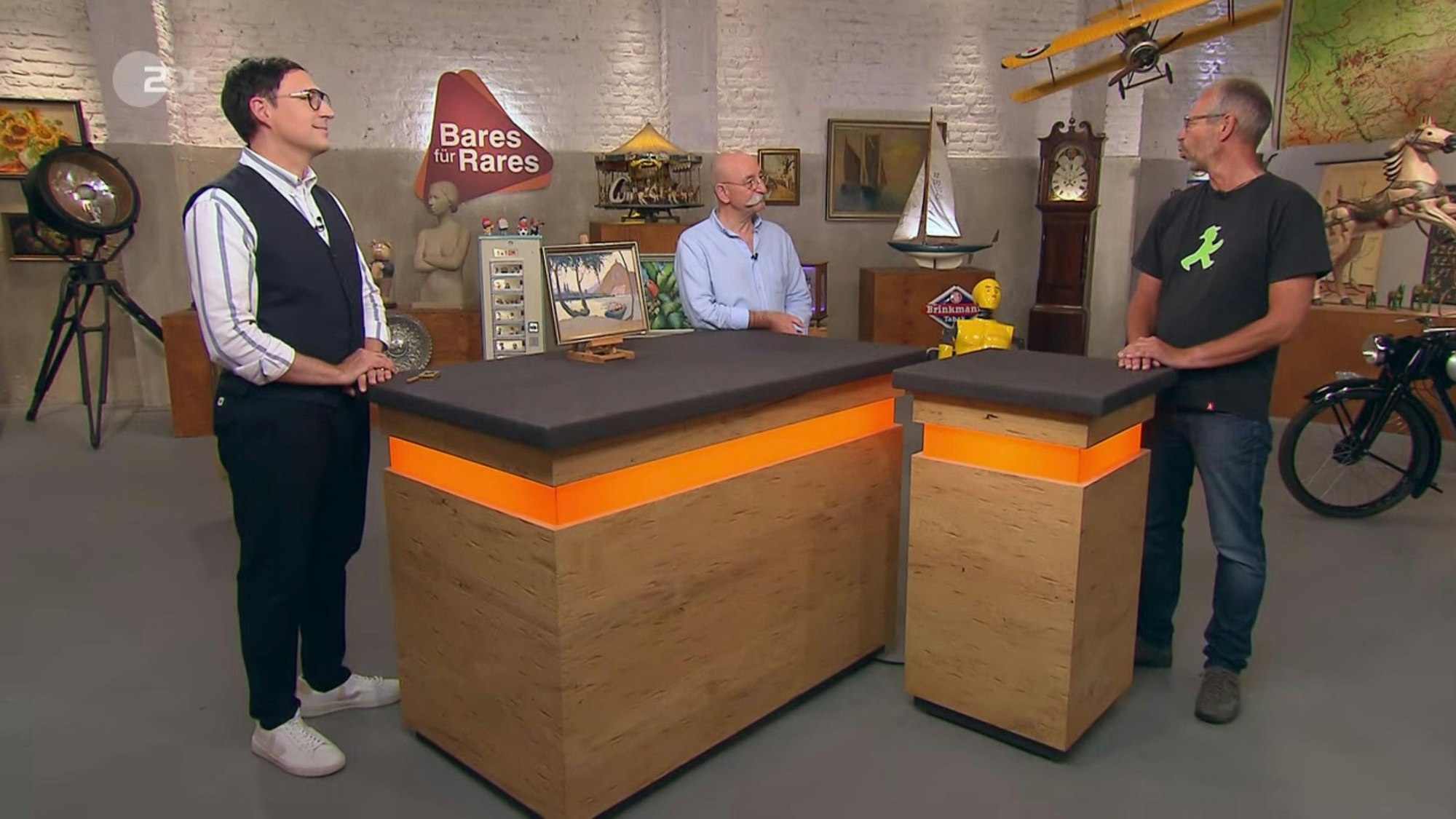 Thomas aus Kerpen (r.) und Horst Lichter (M.) in der „Bares für Rares“-Folge vom 14. Dezember 2022.